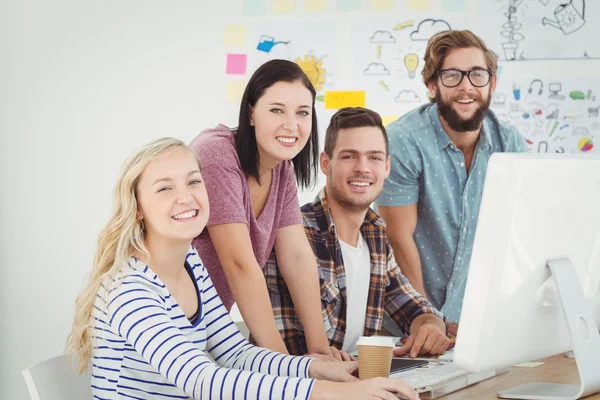 Business professionals working at computer — Stock Photo, Image