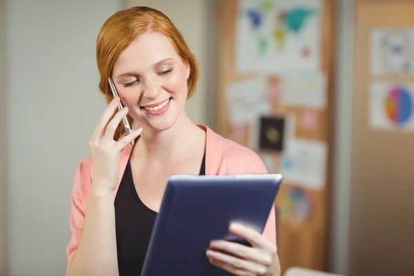 Femme d'affaires regardant tablette numérique — Photo