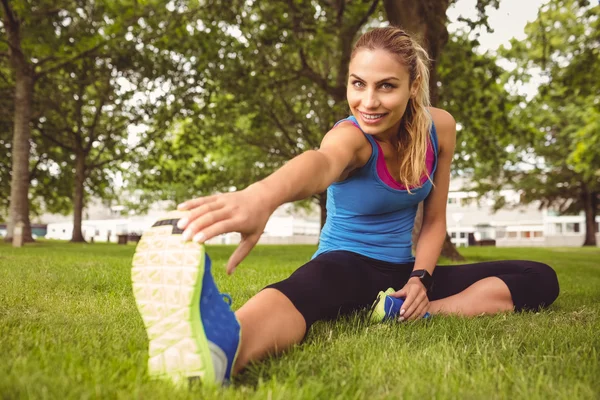 Porträt einer glücklichen Frau in voller Länge — Stockfoto