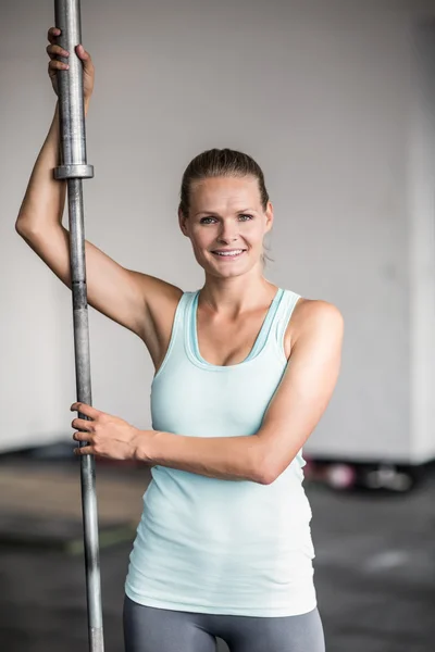 Porträt einer schönen Frau, die in die Kamera lächelt — Stockfoto