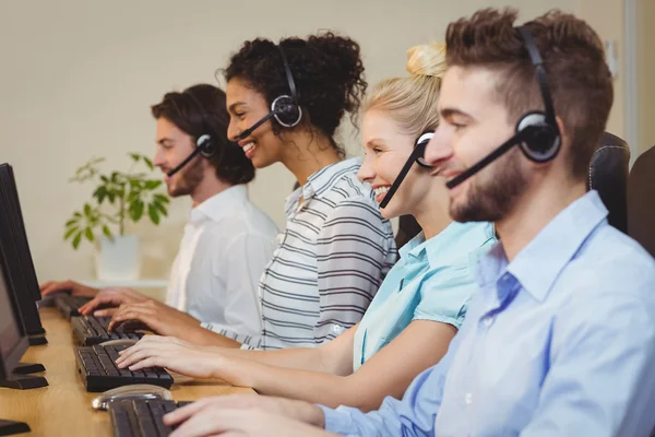 Glimlachend stafmedewerkers werken in callcenter — Stockfoto