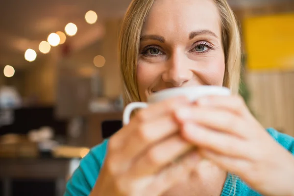 Porträt einer jungen Frau, die in einem Café Kaffee trinkt — Stockfoto