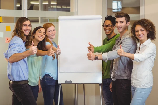 Sonriente gente de negocios mostrando pulgares hacia arriba — Foto de Stock