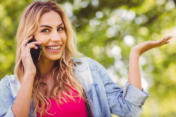 Portrait de femme souriante gestuelle — Photo