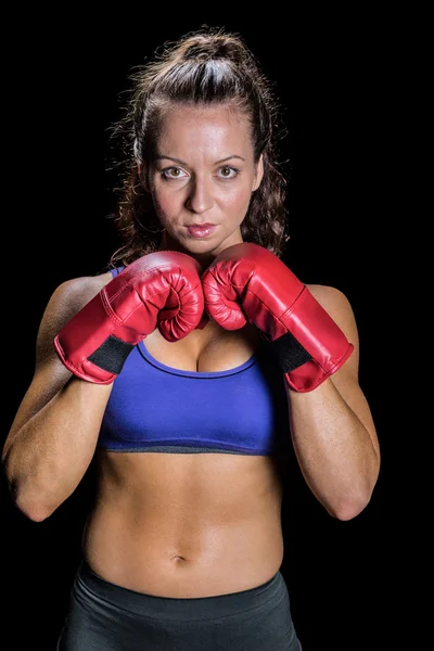 Bonita mujer con postura de lucha — Foto de Stock