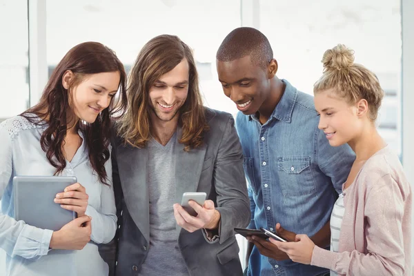 Lachende bedrijf team met behulp van technologie — Stockfoto