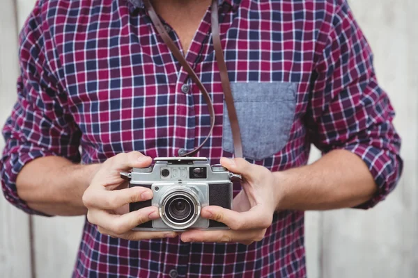 Sección media del hombre usando la cámara — Foto de Stock