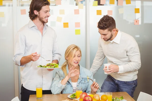 Employés prenant le petit déjeuner — Photo