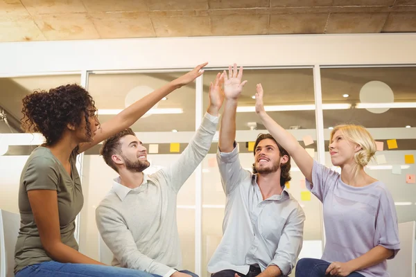 Mensen uit het bedrijfsleven met arm opgegroeid in vergadering — Stockfoto