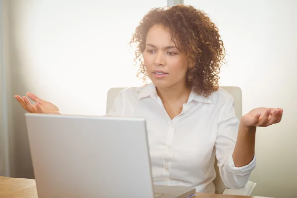 Affärskvinna tittar på laptop — Stockfoto