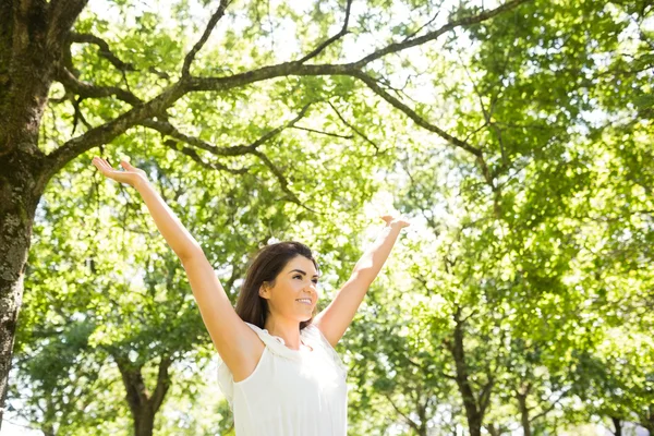 Mujer feliz con los brazos levantados — Foto de Stock