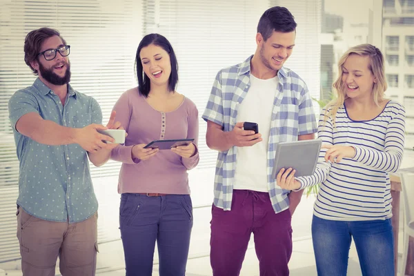 Gente de negocios feliz usando aparatos electrónicos — Foto de Stock