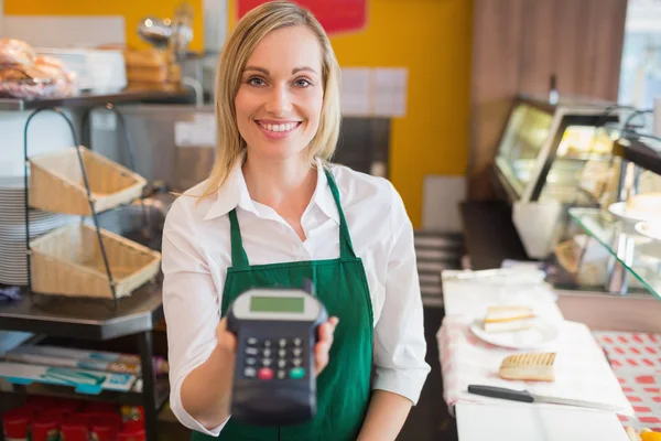 Feliz proprietário da loja feminina segurando leitor de cartão de crédito — Fotografia de Stock
