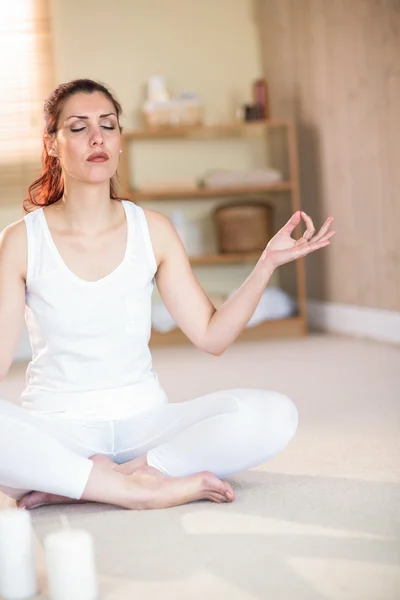 Full längd av kvinna i yoga posera med slutna ögon — Stockfoto