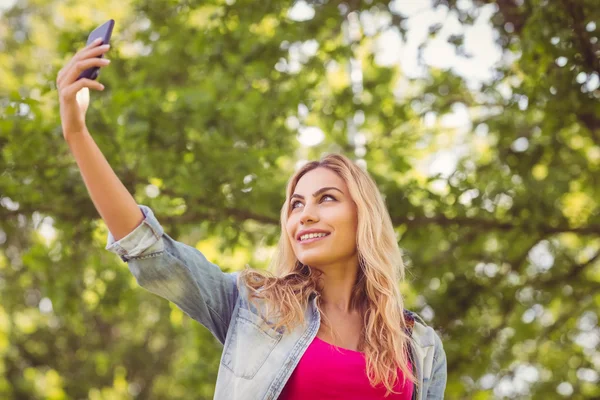 Selfie を取って笑顔の女性 — ストック写真