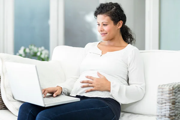 Happy vrouw met laptop — Stockfoto