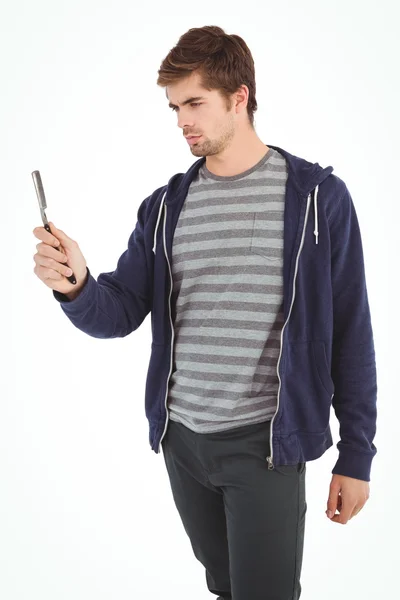 Hombre sosteniendo cuchilla de afeitar borde recto —  Fotos de Stock