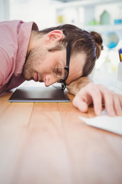 Geschäftsmann schläft mit dem Kopf auf Schreibtisch — Stockfoto