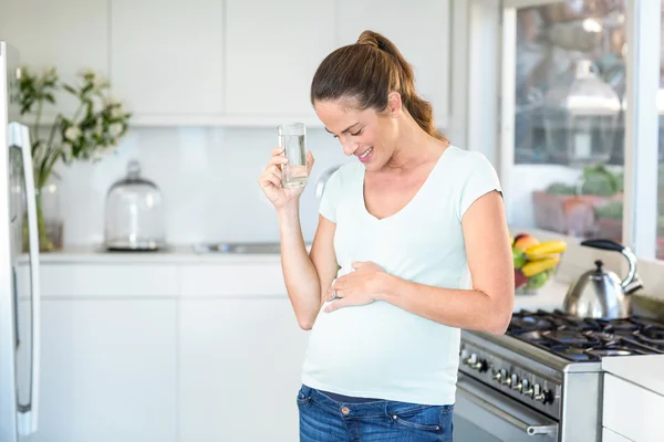 Mujer feliz de pie con agua —  Fotos de Stock