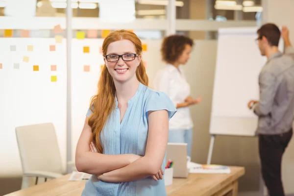 Mujer de negocios con el brazo cruzado — Foto de Stock