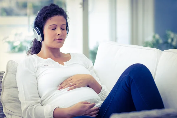 Vrouw met hoofdtelefoon ontspannen — Stockfoto