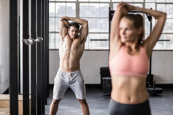 Zwei fitte Menschen beim Fitnesstraining — Stockfoto