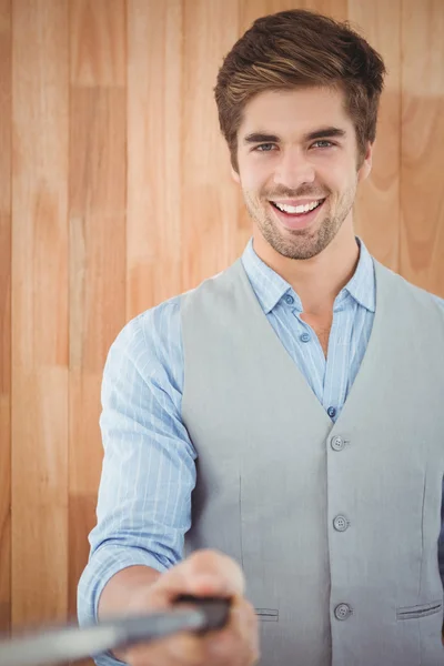 Retrato de homem de negócios feliz segurando vara selfie — Fotografia de Stock