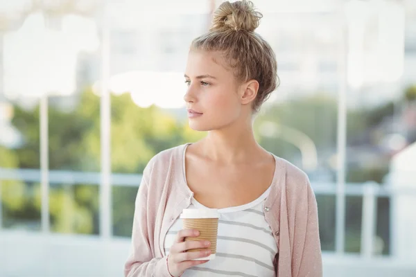 Woman holding coffee cup — Stock Photo, Image