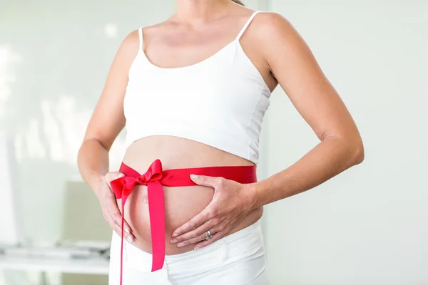 Buik van vrouw met verpakt lint — Stockfoto