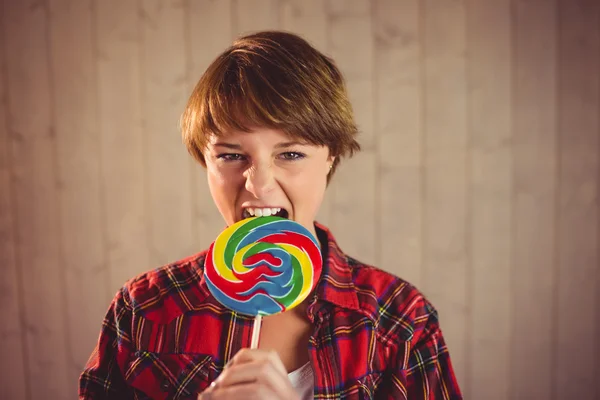 Genç ve güzel kadın lolipop yemek — Stok fotoğraf