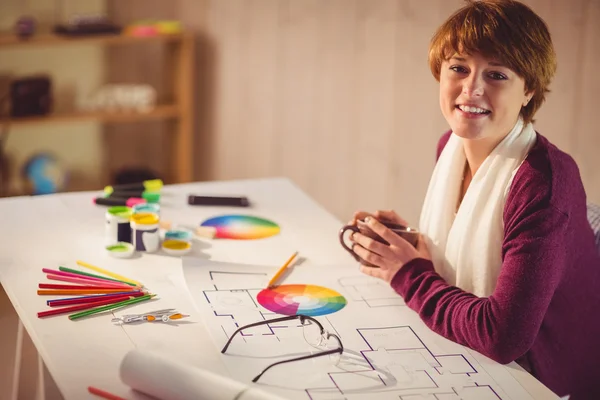 Diseñador gráfico trabajando en el escritorio — Foto de Stock