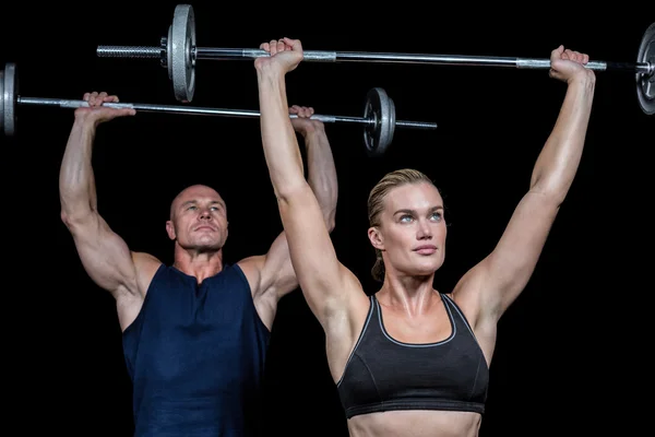 Muž a žena zvedání crossfit — Stock fotografie