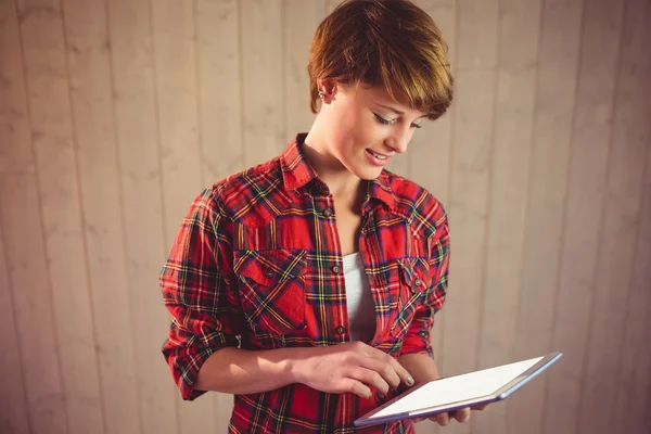 Bella giovane donna utilizzando tablet — Foto Stock