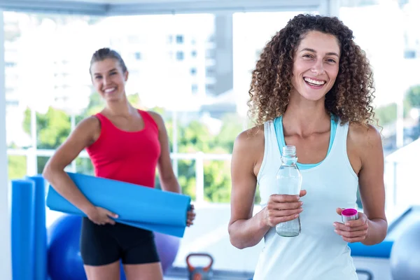 Portret van vrolijke vrouwen in fitness-studio — Stockfoto