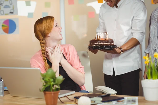 Happy affärskvinna firar födelsedag — Stockfoto