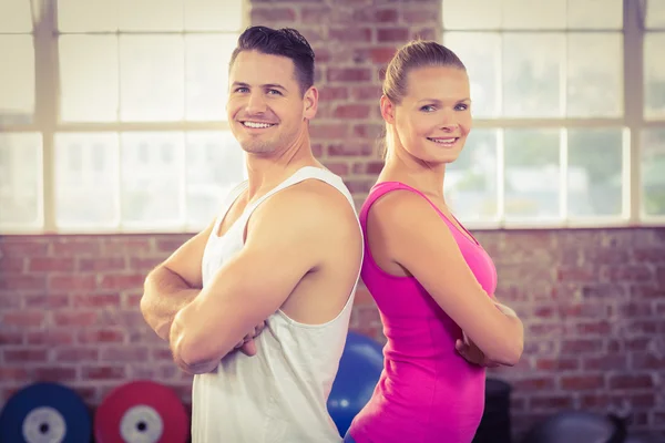 Ajuste pareja sonriendo en crossfit — Foto de Stock