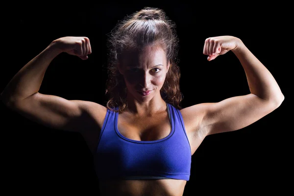 Ritratto di bodybuilder sicuro che flette i muscoli — Foto Stock