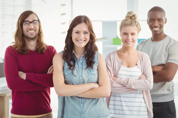 Porträt eines lächelnden Geschäftsteams mit verschränkten Armen — Stockfoto