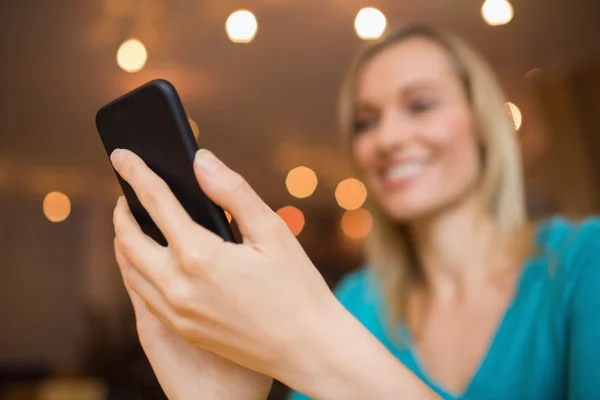 Mujer joven feliz con teléfono móvil — Foto de Stock