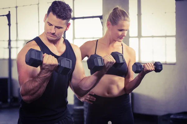 Serieuze mensen hijs halter — Stockfoto