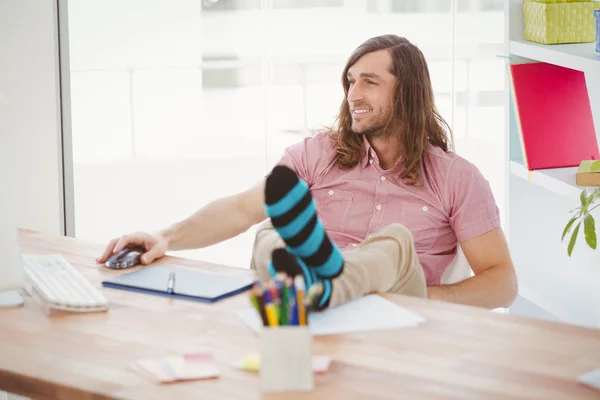 Hipster con piernas en el escritorio — Foto de Stock