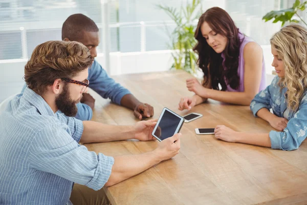 Zakelijke professionals met behulp van technologie op Bureau — Stockfoto