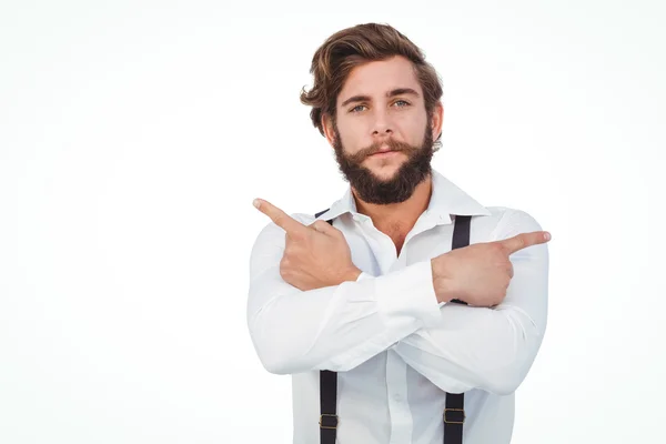 Hipster seguro apuntando hacia los lados con los brazos cruzados — Foto de Stock