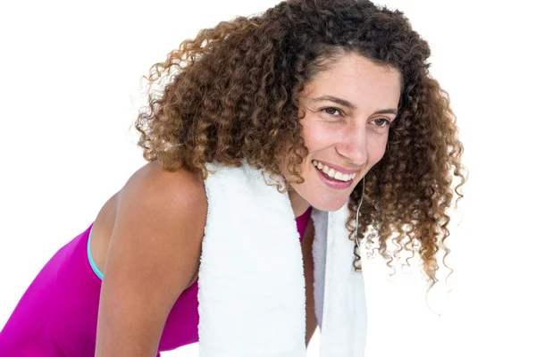 Nahaufnahme einer glücklichen jungen Frau mit Handtuch auf der Schulter — Stockfoto