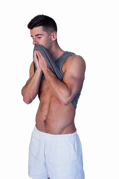 Homem segurando sua camisa para cima — Fotografia de Stock