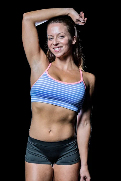 Retrato de atleta feminina feliz com a mão na cabeça — Fotografia de Stock