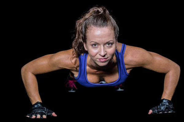 Portrait de jolie femme faisant des pompes — Photo