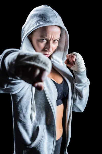 Portrét žena fighter v kapuci s bojovými postoj — Stock fotografie