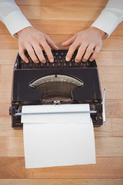 Man using typewriter at desk in office — Stock Photo, Image
