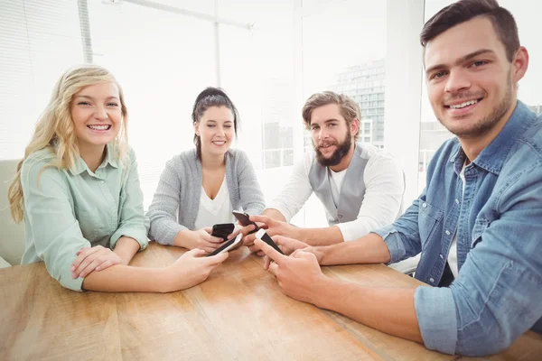 Retrato de pessoas de negócios sorridentes usando smartphones — Fotografia de Stock